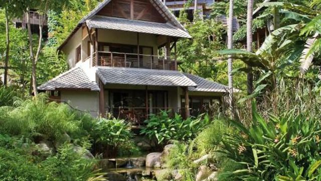 Luxuriöse Villa inmitten tropischer Vegetation