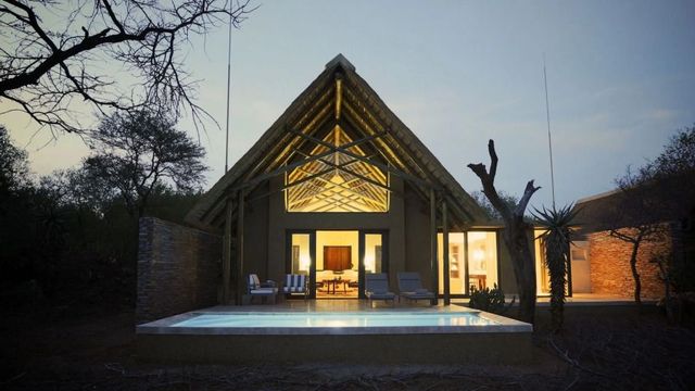 Villa mit privatem Pool und Loungebereich bei Sonnenuntergang