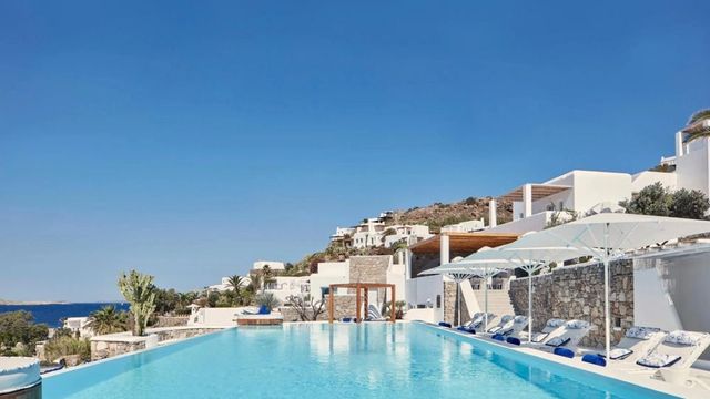 Infinity Pool mit türkisfarbenem Wasser und luxuriöser Hotelanlage im Hintergrund