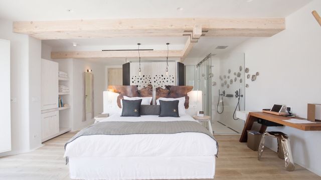 Luxus-Suite mit Kingsize-Bett und offenem Badezimmerdesign