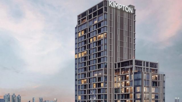 Moderne Außenansicht des Kimpton Maa-Lai Bangkok Hotels mit leuchtendem Logo