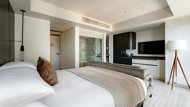 Hotelzimmer mit Doppelbett und modernem Dekor im Kimpton Shinjuku Tokyo