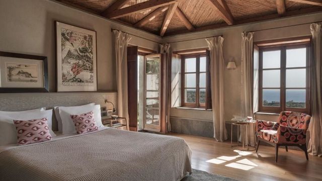 Harmonisches Schlafzimmer mit Holzbalkendecke und Meerblick