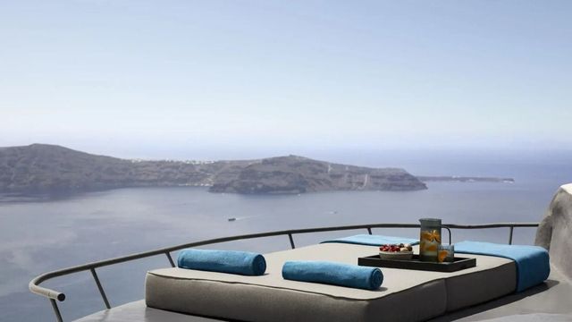 Terrasse mit atemberaubendem Blick auf die Ägäis und Sonnenliegen