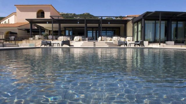 Infinity Pool vor einer modernen Hotelarchitektur bei sonnigem Wetter