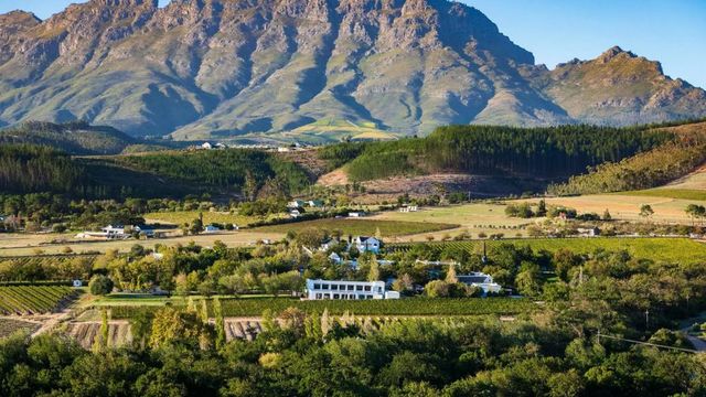 Landschaft mit Bergen und grüner Umgebung beim Lanzerac Hotel