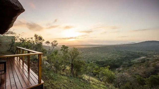 Atemberaubende Aussicht auf die Landschaft bei Sonnenuntergang