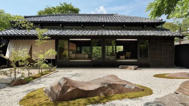 Traditionelles japanisches Gebäude mit modernen Elementen und Garten im Vordergrund