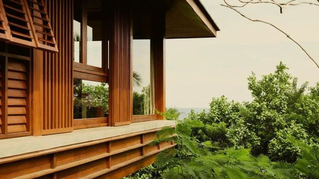 Moderne Architektur mit großzügigen Fenstern und Blick auf üppige Vegetation