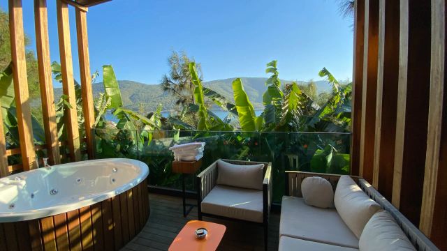 Lujo Hotel Bodrum Suite Terrasse mit Whirlpool, Sitzmöglichkeiten und Blick auf das Meer