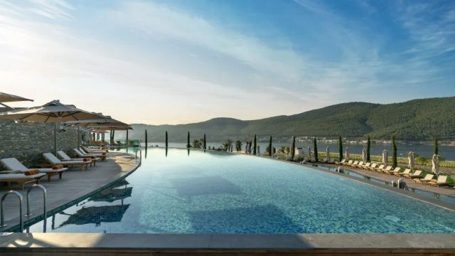 Lujo Hotel Pool mit Bergblick