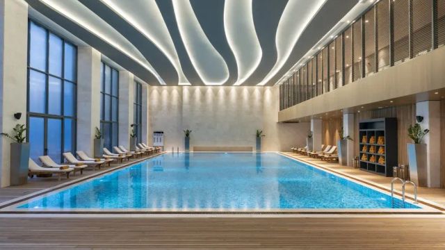 Lujo Hotel Spa Pool und Liegen
