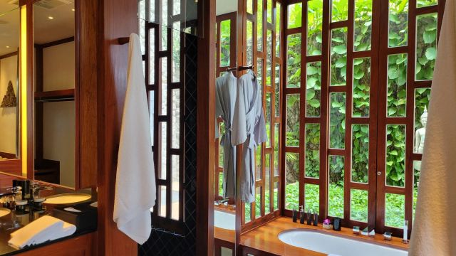 Amanpuri Badezimmer Naturfenster