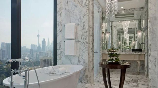 Luxus Marmor Badezimmer und Badewanne mit Blick auf die Stadt