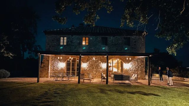 Luxusvilla des Rosewoods bei Nacht beleuchtet