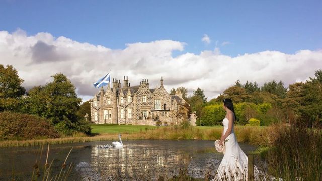 Stimmungsvolle Szenerie mit traditionellem Herrenhaus und Teich im Vordergrund