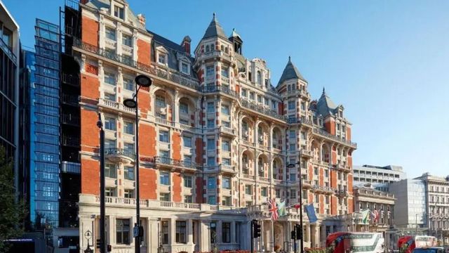 Historische Fassade des Mandarin Oriental Hyde Park Hotels in London unter blauem Himmel