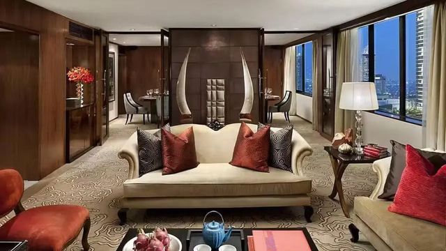 Geräumiges Wohnzimmer in der Mandarin Doppel Suite mit edler Einrichtung