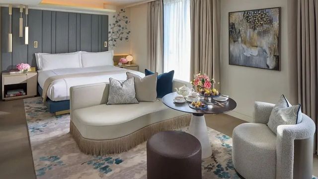 Elegantes Doppelzimmer mit Doppelbett, stilvoller Sitzecke und modernen Dekorationselementen