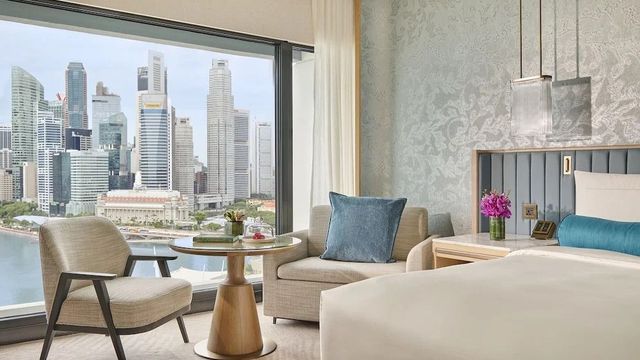 Sitzecke im Club Marina Bay Zimmer mit beeindruckendem Ausblick auf Singapur
