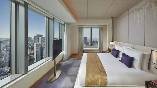 Luxuriöses Schlafzimmer in der Premier Doppel Suite mit Stadtblick und modernem Design