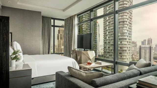 Four Seasons Kuala Lumpur Bett mit Blick auf die Stadt