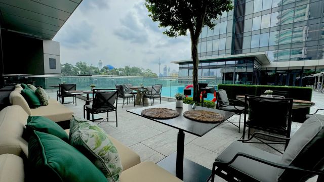 Bar und Restaurant am Pool