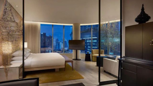 Modernes Hotelzimmer mit Stadtblick