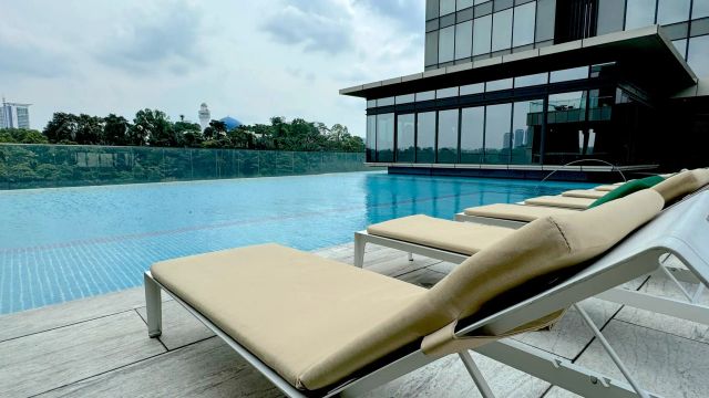 Liegen am Pool