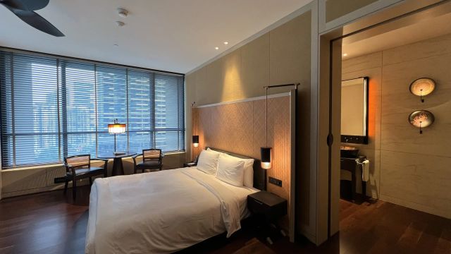Modernes Hotelzimmer mit Kingsize Bett The RuMa