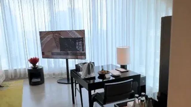 Wohnzimmer mit TV und anderen Annehmlichkeiten