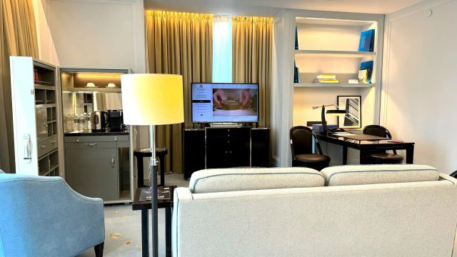 Wohnzimmer mit Coach und TV