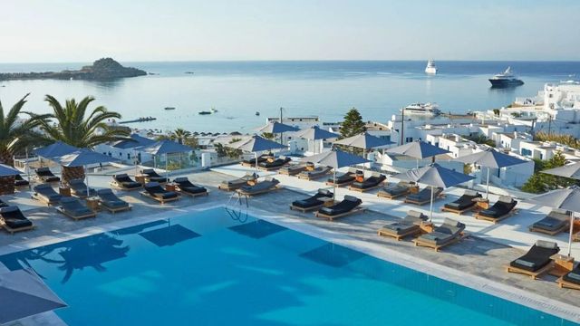 Infinity-Pool mit Blick auf das Ägäische Meer und weiße Gebäude von Mykonos