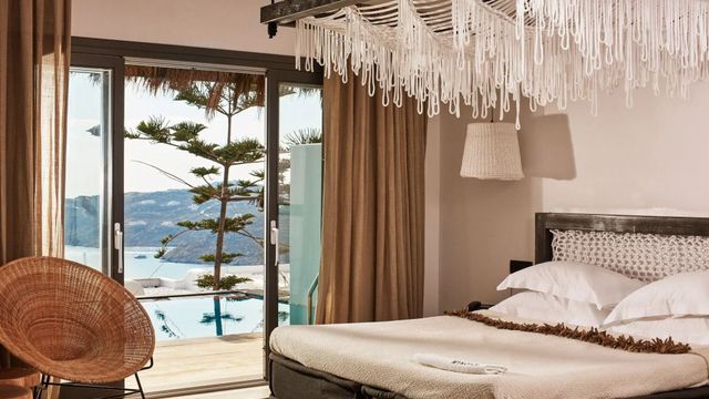 Elegantes Hotelzimmer mit Meerblick durch große Glasfenster