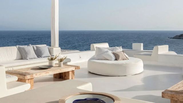 Luxuriöse Terrasse mit Lounge-Möbeln und Blick aufs Meer im Mykonos Blu