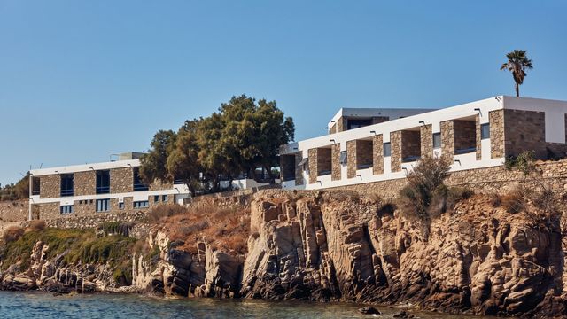 Architektonische Fassade des Hotels auf einer Klippe am Wasser
