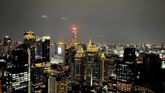 Stadtblick vom Park Hyatt Bangkok bei Nacht