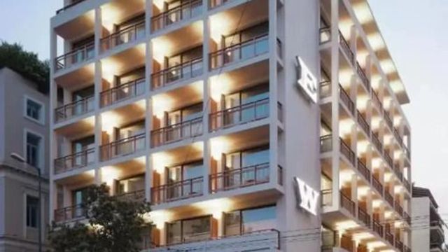 Moderne Hotelfassade mit beleuchteten Balkonen am Abend