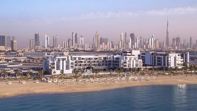 Moderner Strandresort mit Blick auf die Skyline von Dubai