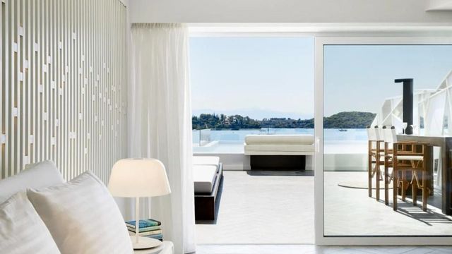 Heller Raum mit direktem Zugang zu einer Terrasse mit Meerblick