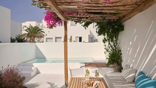 Privatpool mit Pergola und Bougainvillea auf der Terrasse