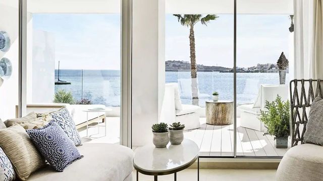 Terrasse mit Sitzgelegenheiten und beeindruckendem Meerblick im Nobu Hotel Ibiza Bay