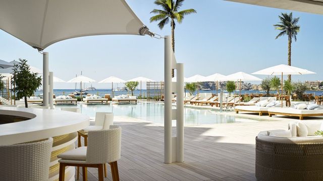 Nobu Ibiza Hotel Terrasse mit Palmen und Pool