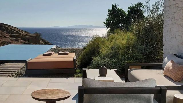 Terrasse mit gemütlichen Sitzmöglichkeiten und Blick auf das funkelnde Meer