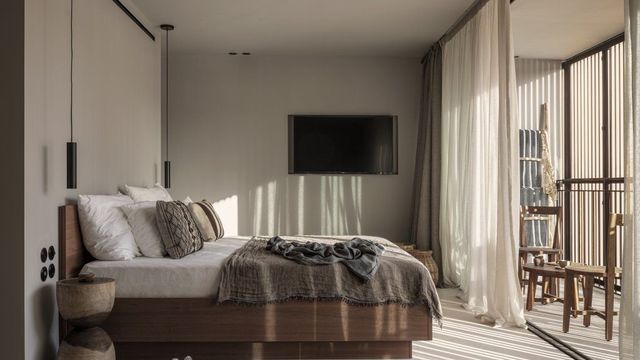OKU Ibiza Zimmer mit großem Bett, TV und Terrasse