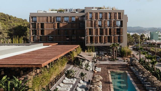 OKU Ibiza Pool und Gebäude