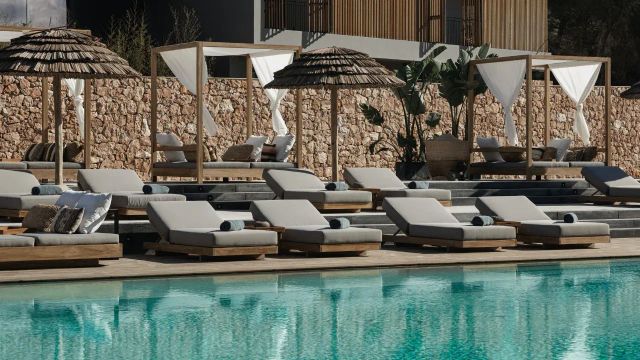 OKU Ibiza Pool mit Liegestühlen und Sonnenschirmen