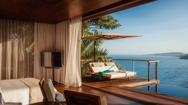 Panoramablick von der Terrasse auf das Meer mit Sonnenliegen im Ocean Doppel Treehouse.