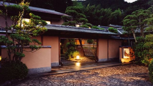 Außenansicht des Hotels mit rustikalen Fassaden und grüner Umgebung