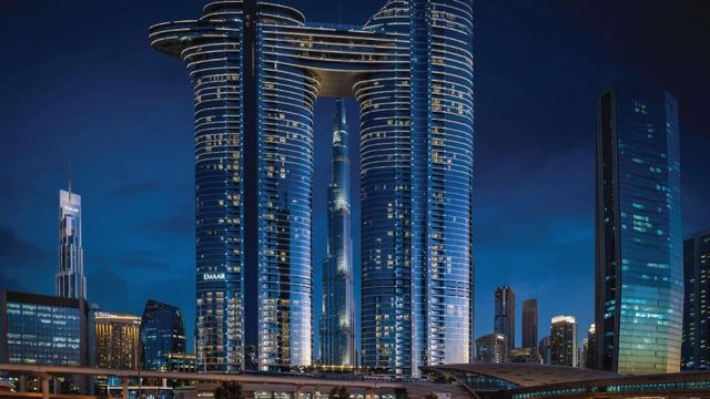 Moderne Architektur des Address Sky View Hotels in der Abenddämmerung in Dubai